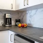 Studio Apartment With Pool In The Heart Of Missionvalley